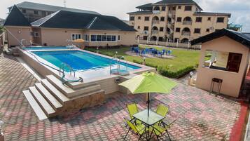 Piscine extérieure, parasols de plage, chaises longues