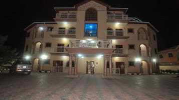 Bagian depan properti - sore/malam