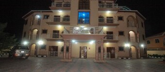 Carleton Hotel & Suites