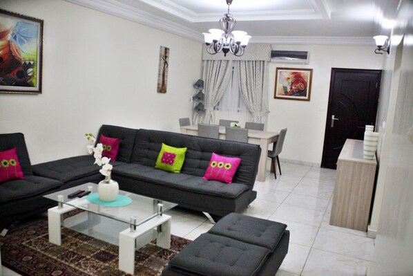 Senior Apartment, 2 Queen Beds | Living area