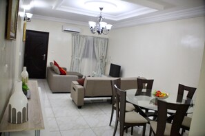Senior Apartment, 2 Queen Beds | Living area - Les Résidences Mas (Abidjan)