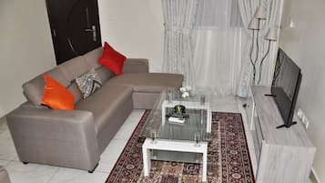 Departamento senior, 2 camas Queen size | Área de sala de estar
