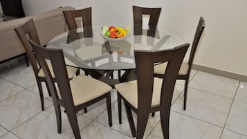 Departamento senior, 2 camas Queen size | Servicio a la habitación