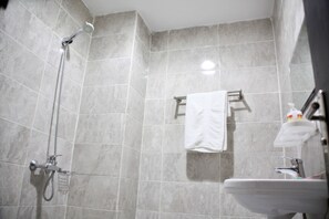 Shower, rainfall showerhead, free toiletries, bidet