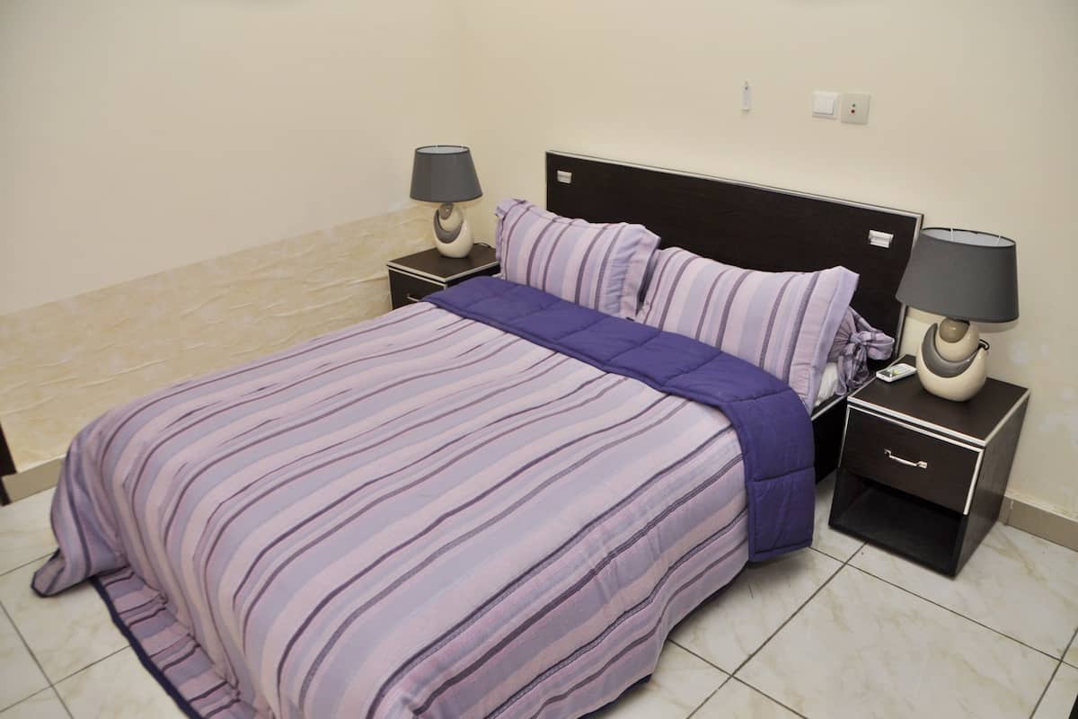 Junior Apartment, 1 Queen Bed | Premium bedding, individually decorated, blackout drapes