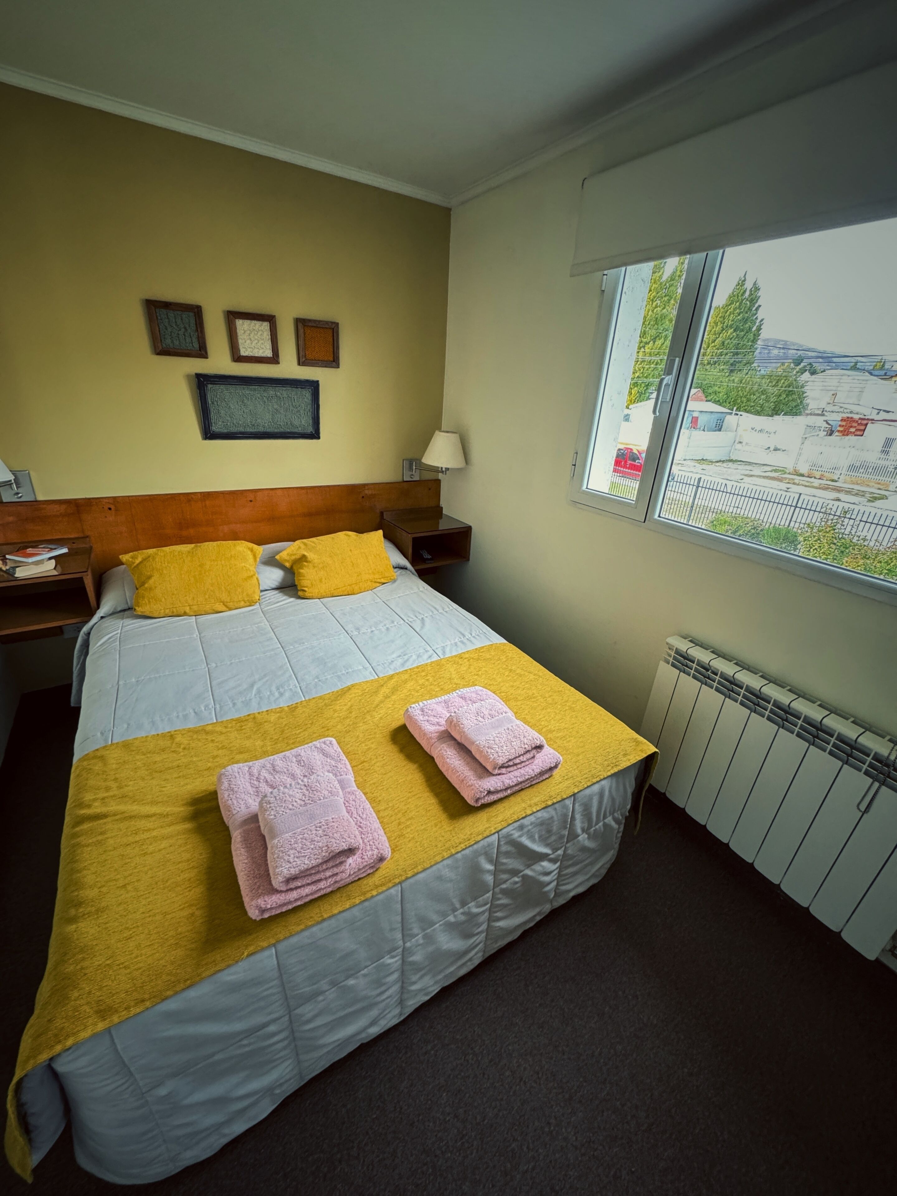 Cubrecamas, cortinas blackout, wifi gratis y ropa de cama 