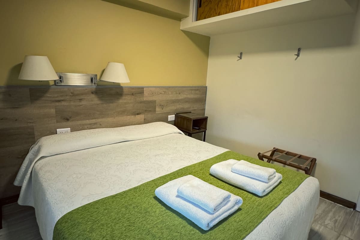 Hab. Doble Matrimonial Superior | Down comforters, blackout drapes, free WiFi, bed sheets