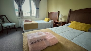 Hab. Doble Twin Superior | Down duvets, blackout curtains, free WiFi, bed sheets
