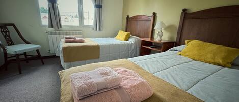 Hab. Doble Twin Superior | Down duvets, blackout curtains, free WiFi, bed sheets