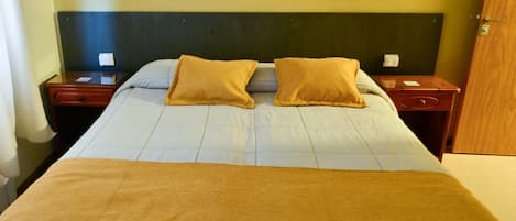Hab. Doble Matrimonial | Down comforters, blackout drapes, free WiFi, bed sheets