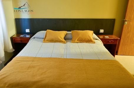 Edredón, cortinas blackout, wifi gratis y ropa de cama