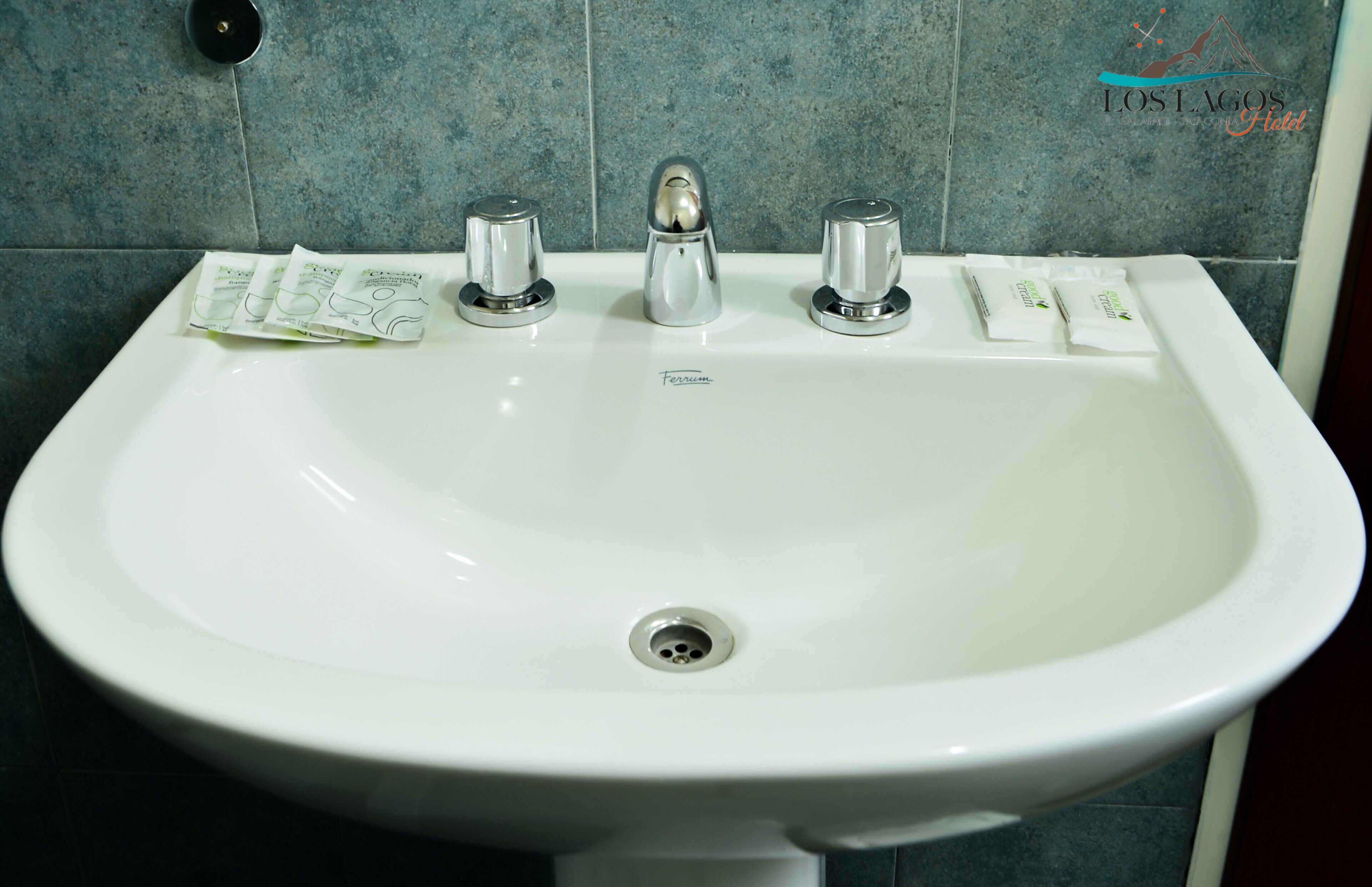 Ducha, secador de pelo, bidet, toallas