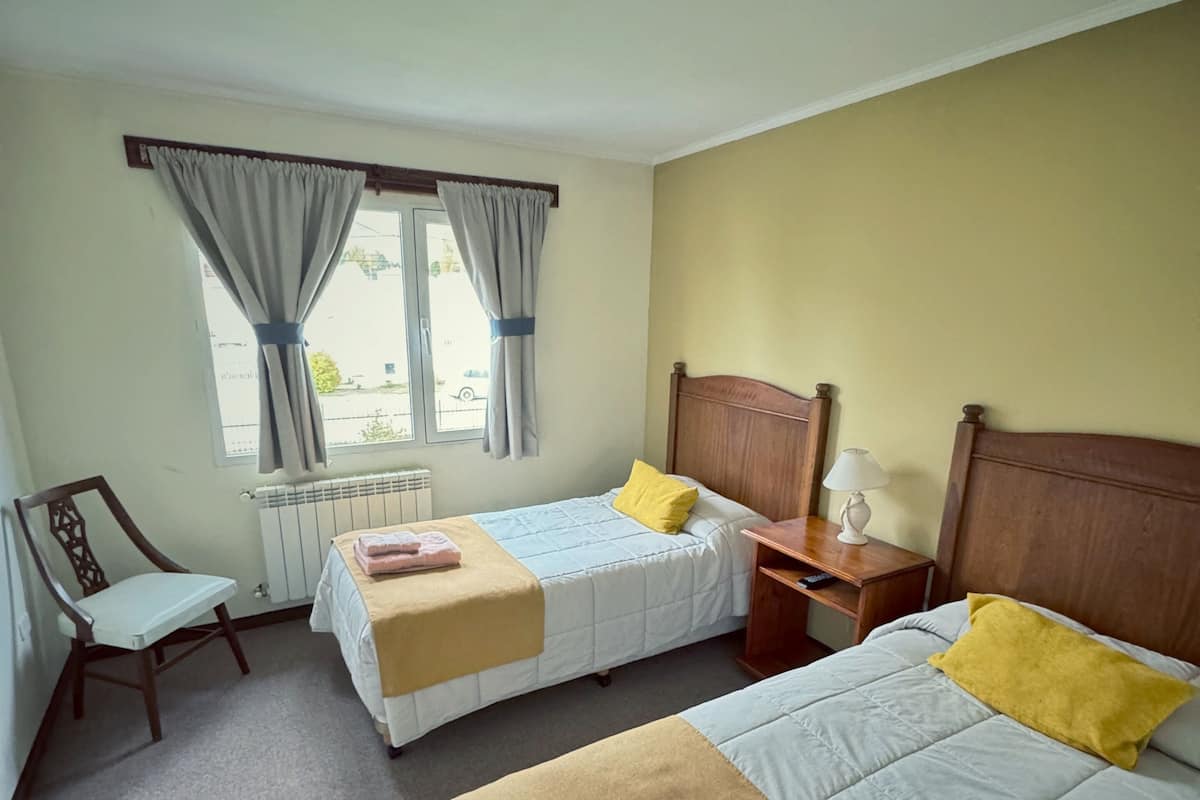 Hab. Doble Twin Superior | Down comforters, blackout drapes, free WiFi, bed sheets