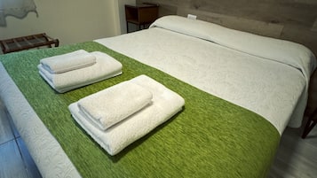 Couette en duvet d'oie, rideaux occultants, Wi-Fi gratuit, draps fournis