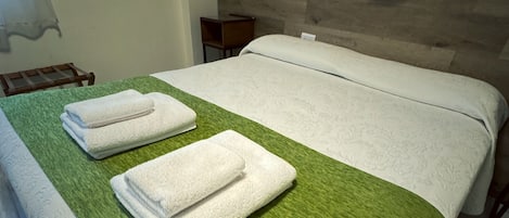 Hab. Doble Matrimonial Superior | Down comforters, blackout drapes, free WiFi, bed sheets