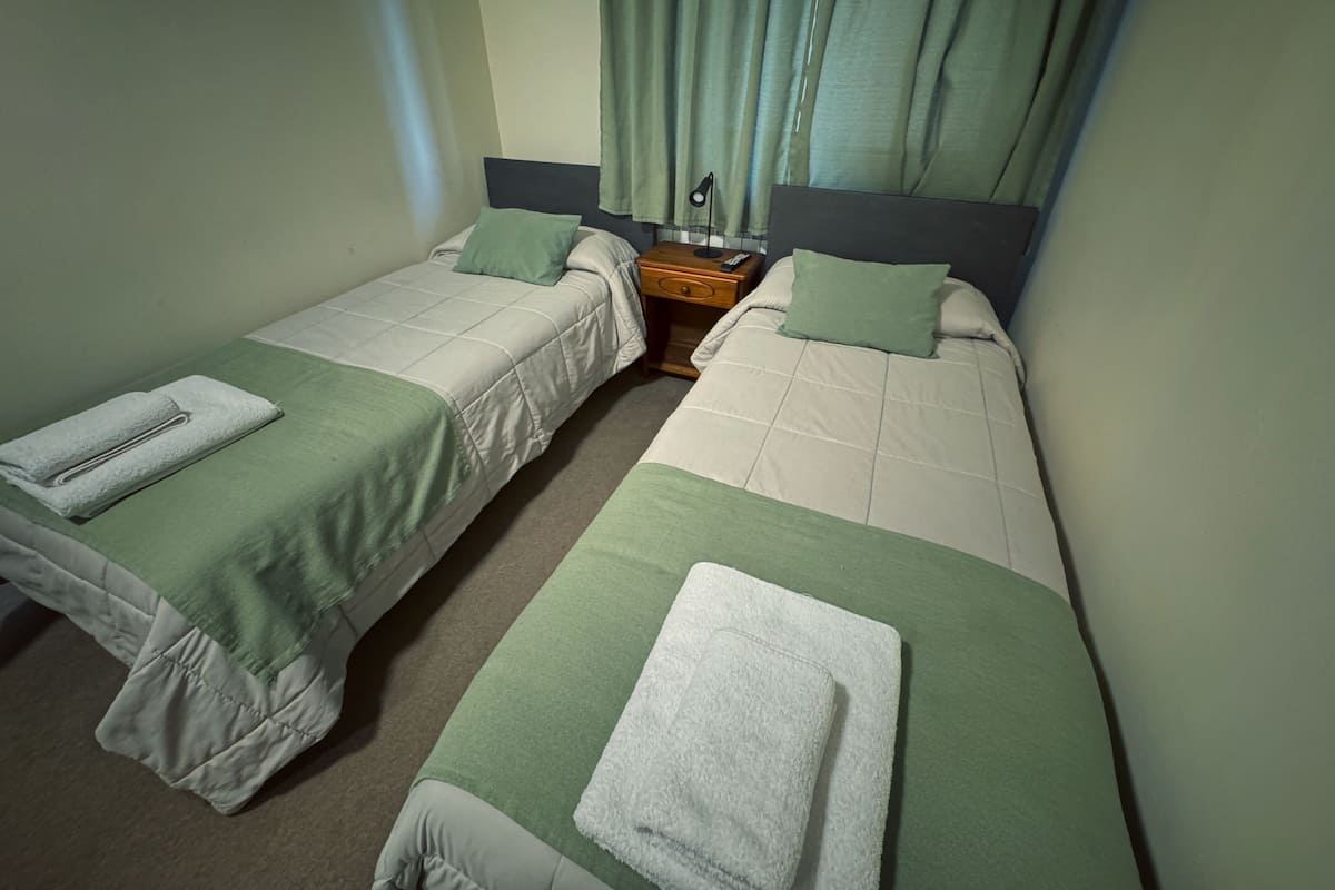 Hab. Doble Twin | Down comforters, blackout drapes, free WiFi, bed sheets