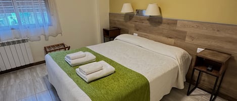 Hab. Doble Matrimonial Superior | Edredón, cortinas blackout, wifi gratis y ropa de cama