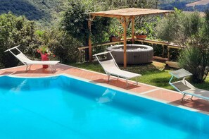 Seasonal outdoor pool, pool umbrellas, sun loungers - Verdidea - La Palazzina (Radicofani)