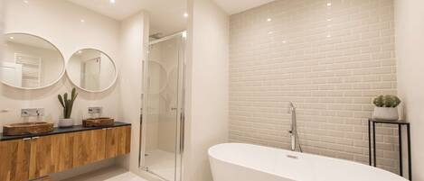 Bathtub, hair dryer, towels