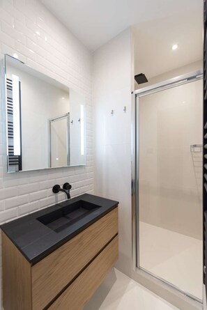 Badekar, hårtørrer, håndklæder