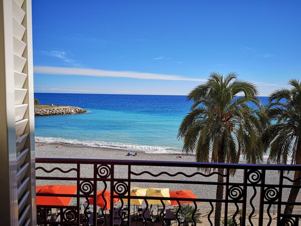 Property grounds - Turquoise Holidays apt: Blue sea & beach view from yr bed, living-room &kitchen! (Menton)