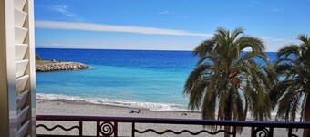 Turquoise Holidays apt: Blue sea & beach view from yr bed, living-room &kitchen!