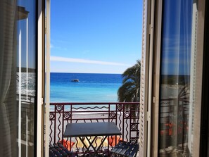 Interior - Turquoise Holidays apt: Blue sea & beach view from yr bed, living-room &kitchen! (Menton)