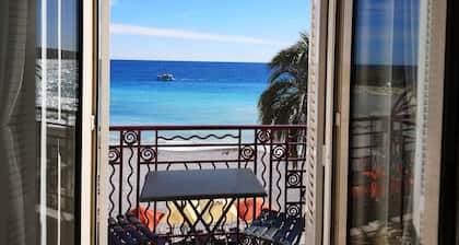 Turquoise Holidays apt: Blue sea & beach view from yr bed, living-room &kitchen!
