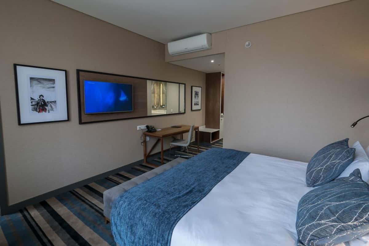 Suite luxueuse, 1 chambre | Coffre-fort, bureau, accĂšs au Wi-Fi (inclus), literie fournie