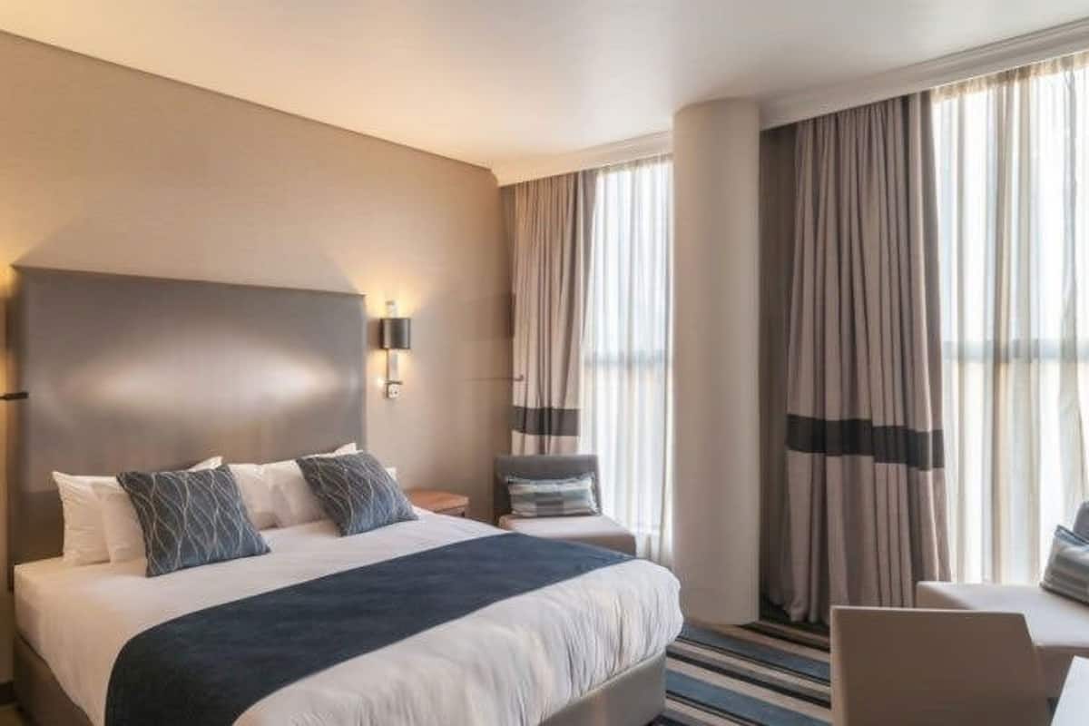 Chambre Standard double | Coffre-fort, bureau, accĂšs au Wi-Fi (inclus), literie fournie