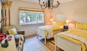 3 bedrooms, in-room safe, desk, free WiFi - Cecelia's Holiday Manor (Nkwazi)
