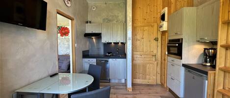 Frigorifero, microonde, lavastoviglie, macchina per tè/caffè