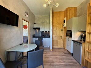 Kylskåp, mikrovågsugn, diskmaskin och kaffe- och tebryggare