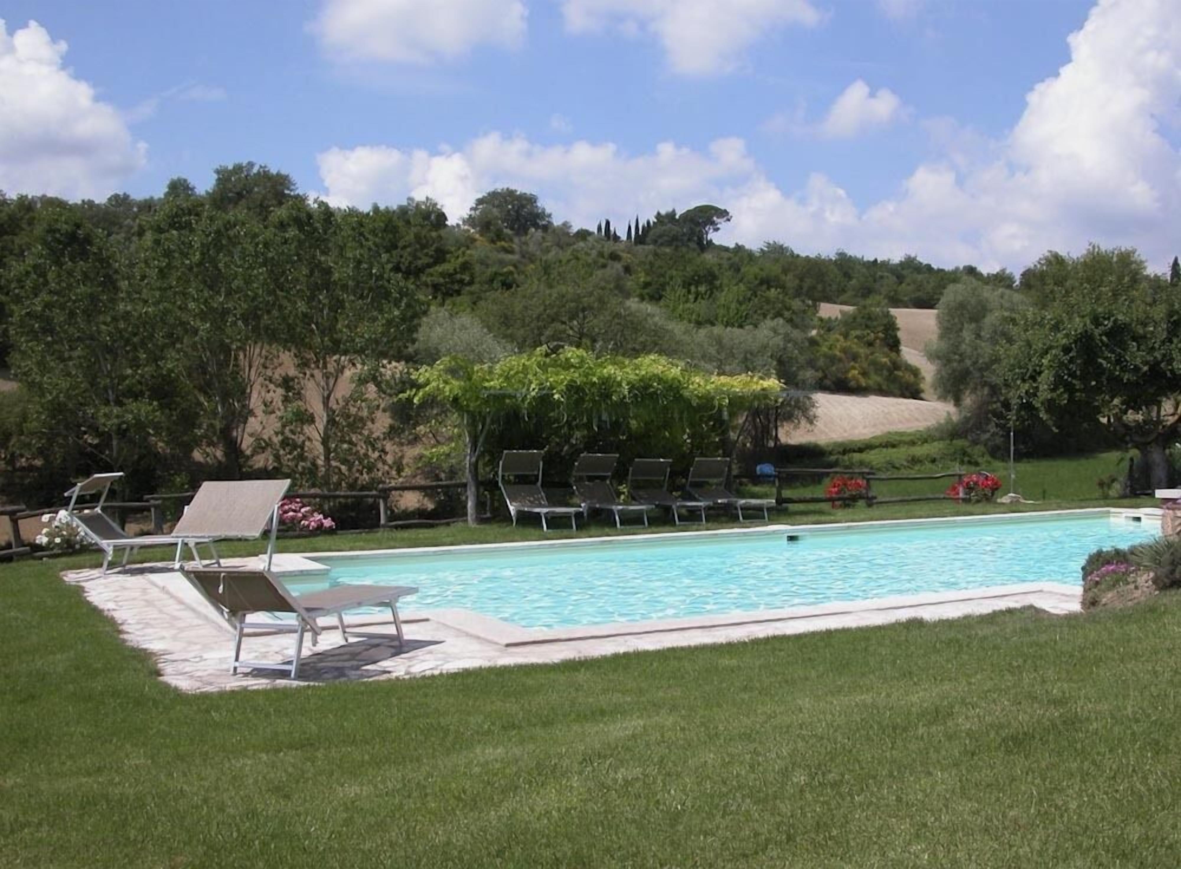 Außenpool (je nach Saison geöffnet), Sonnenschirme, Liegestühle