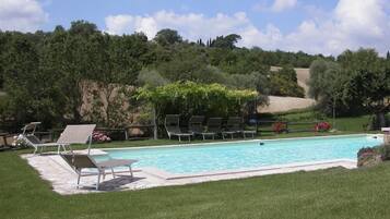 Hồ bơi ngoài trời phục vụ theo mùa, dù/ô trên bãi biển/hồ bơi