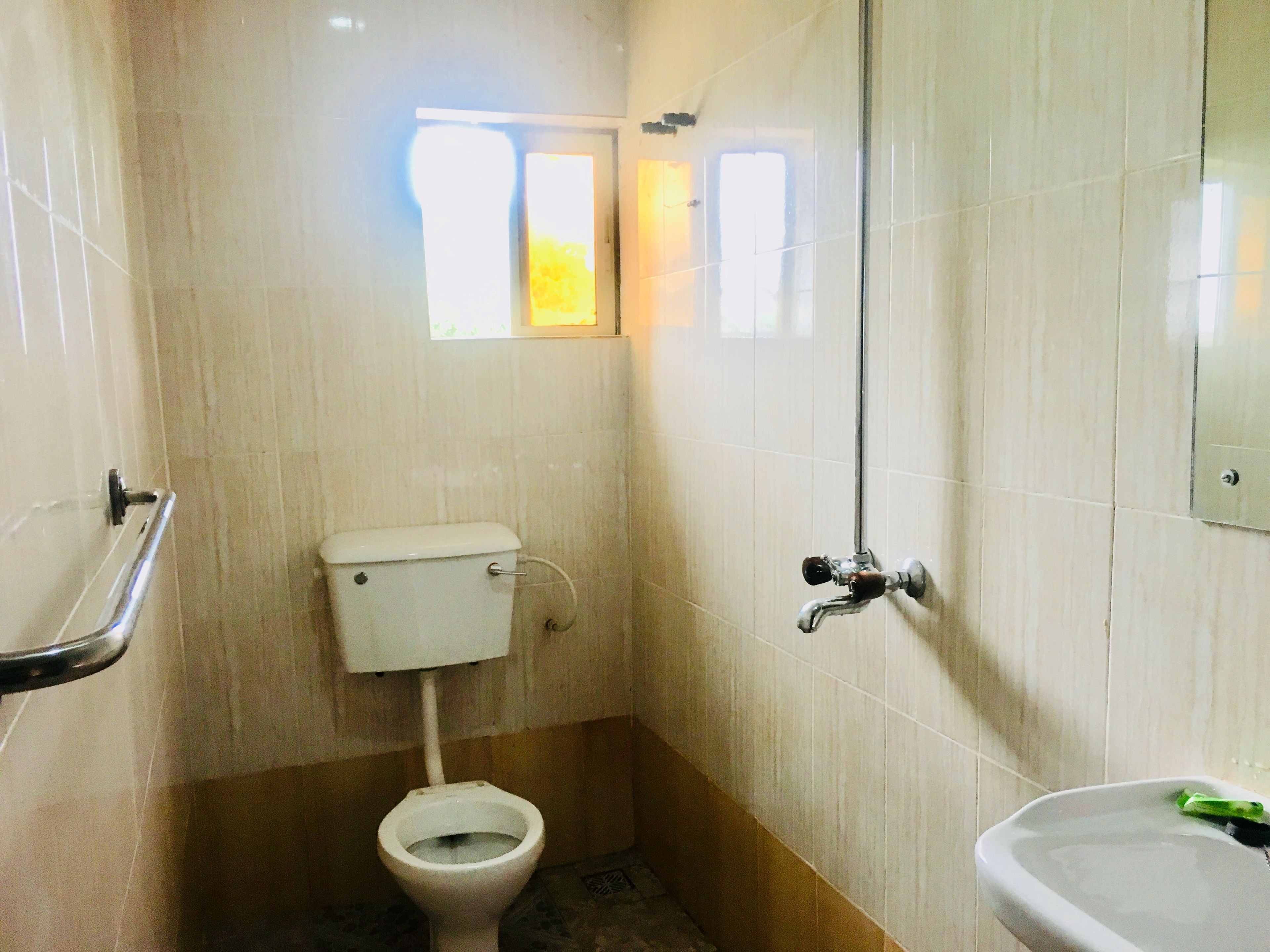 Combined shower/tub, deep soaking tub, rainfall showerhead