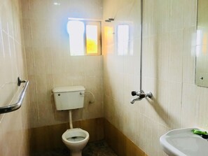 Ducha y bañera combinadas y bañera profunda