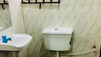 Combined shower/bathtub, deep-soaking bathtub, rainfall showerhead