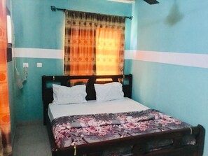 Bureau, rideaux occultants, draps fournis