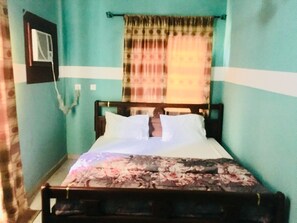 Escritorio, cortinas blackout y ropa de cama 