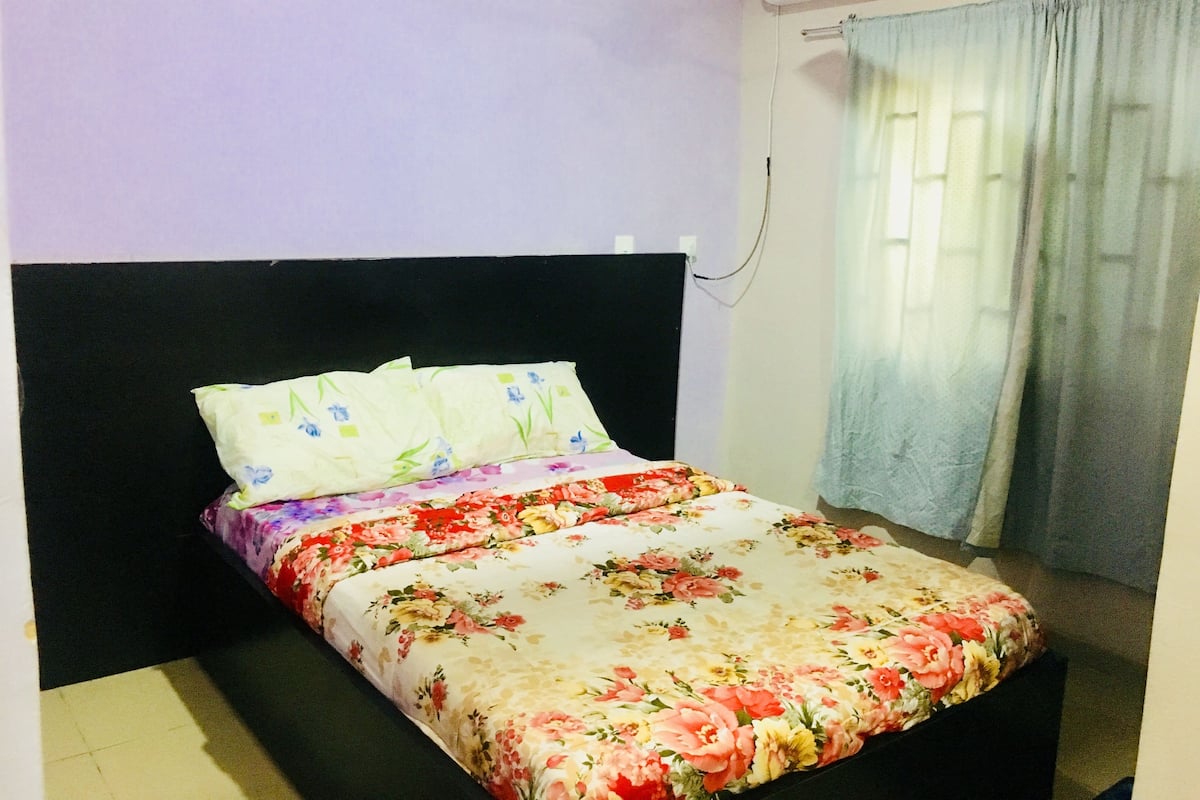 Escritorio, cortinas blackout y ropa de cama