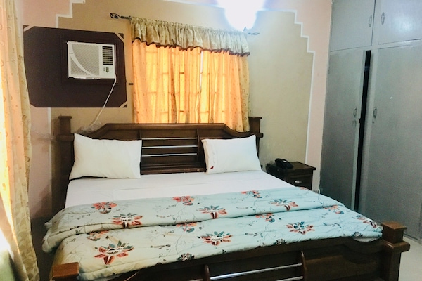 Executive Room, 1 Queen Bed, Non Smoking | Desk, blackout drapes, bed sheets