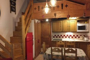 Wasserkocher mit Kaffee-/Teezubehör, Kühlschrank, Mikrowelle, Ofen