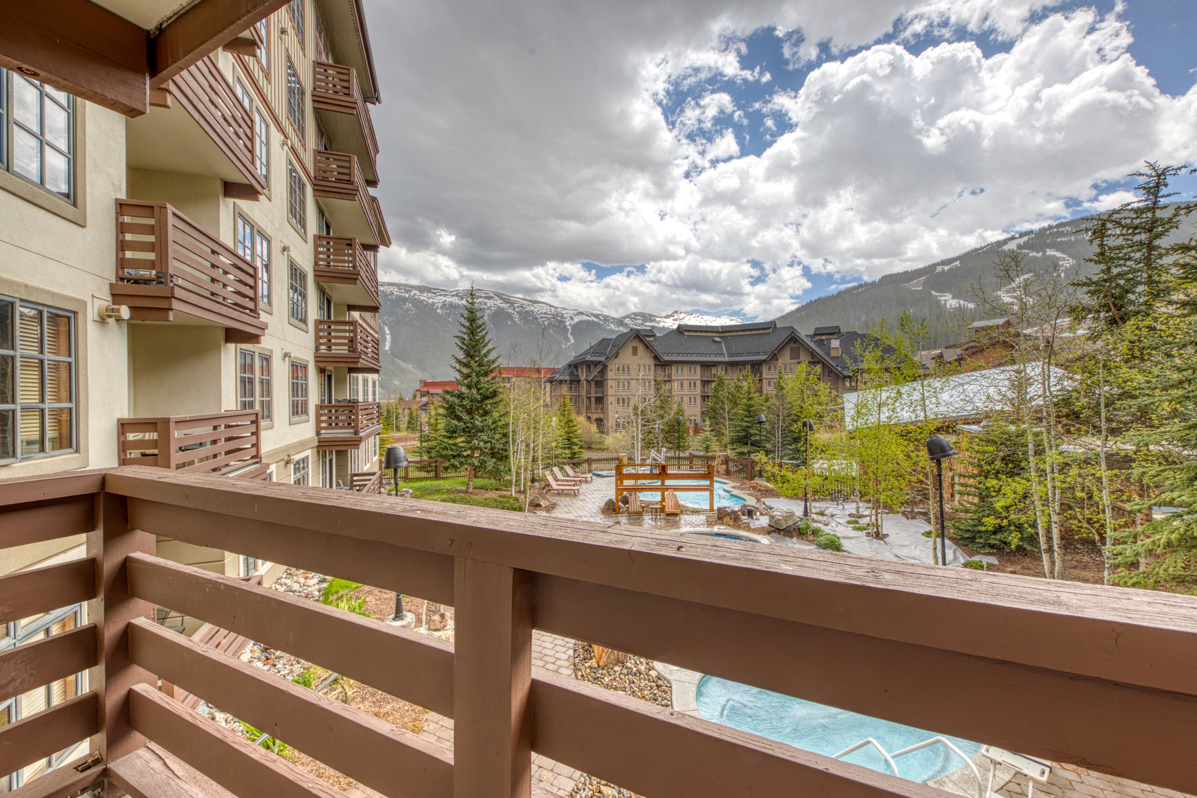 Ski-view condo with hot tub & fitness room - walk to lifts & dining