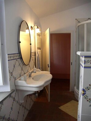 Ducha, cabezal de ducha tipo lluvia, bidet, toallas
