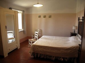 Decoración personalizada, muebles diferentes, escritorio y wifi gratis