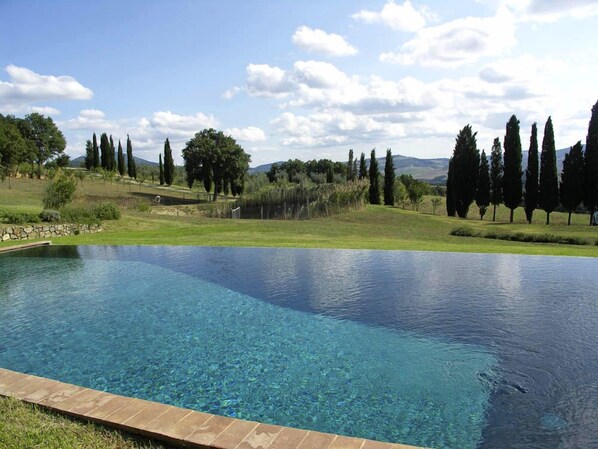 Una piscina al aire libre de temporada