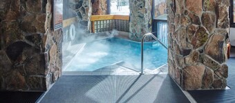 NEUE AUFLISTUNG! Ski-in / out-Wohnung mit Blick auf die Berge und gemeinsamem Whirlpool, Pool und Zugang zum Fitnessstudio
