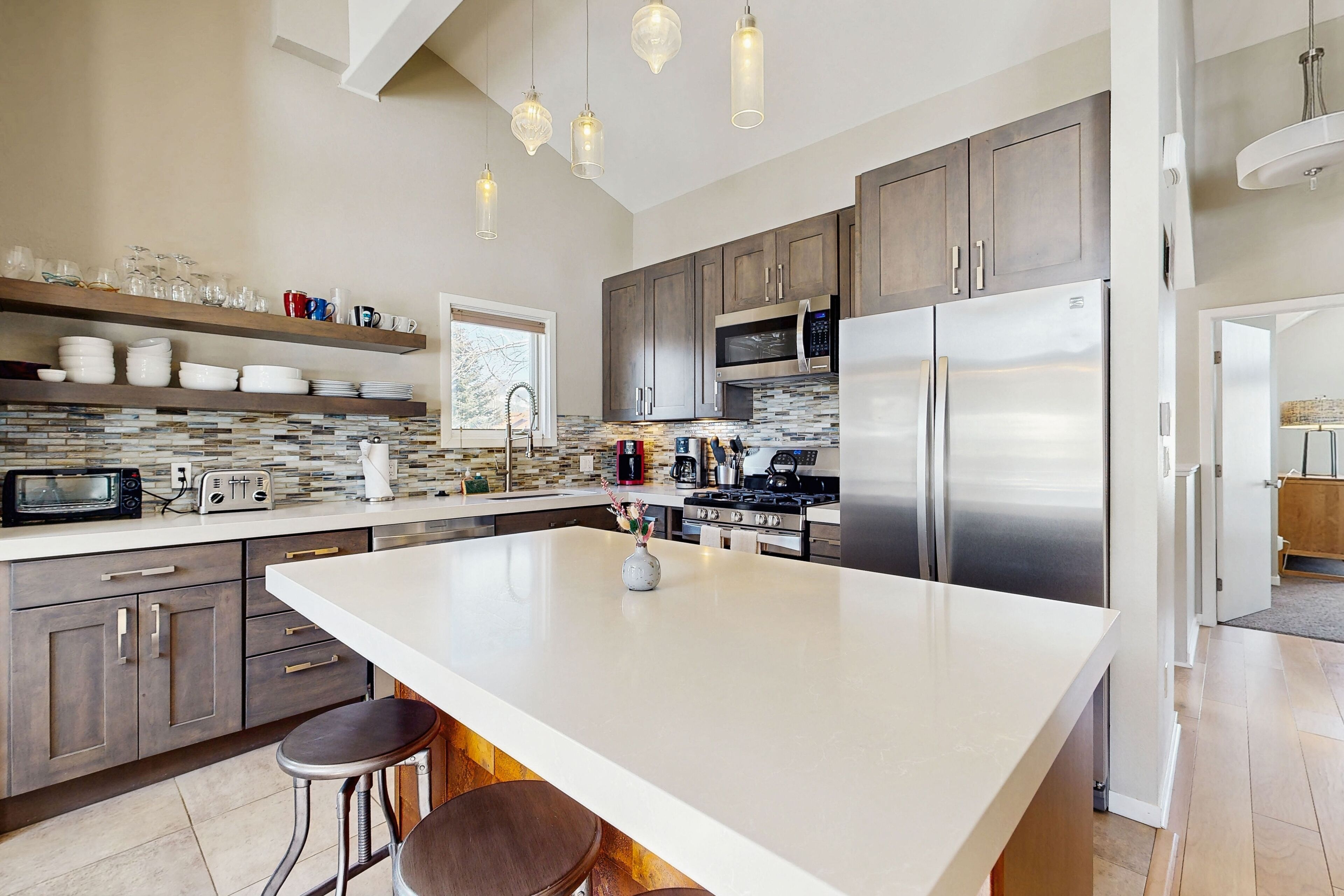 Frigorifero, microonde, forno, piano cottura