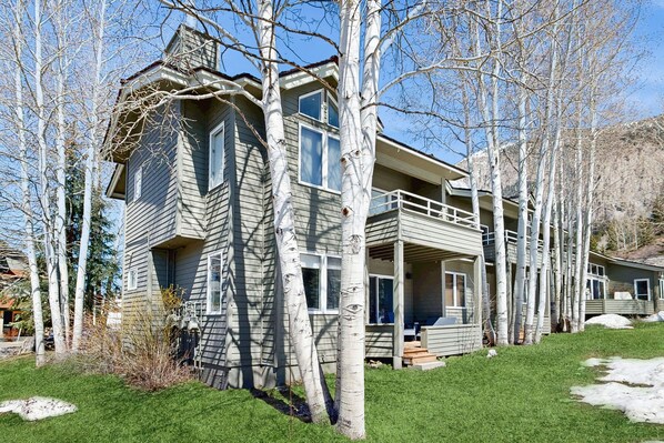 Exterior - Renovated condo with deck, mountain view, fireplace & gorgeous kitchen (Crested Butte)